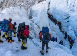 Monte Everest, morti due alpinisti indiani. Sherpa mette in guardia sul sovraffollamento Alpinisti Everest - Photo Credits National Geographic Italia