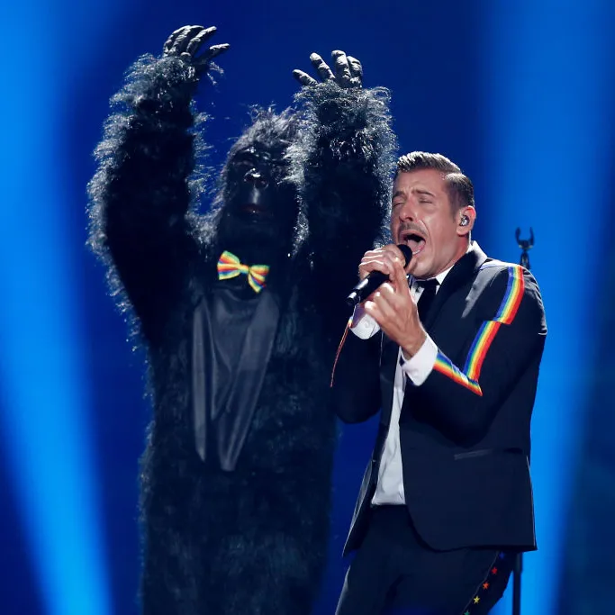 Francesco Gabbani durante l'esibizione all'Eurovision. Photo Credit Vanity Fair