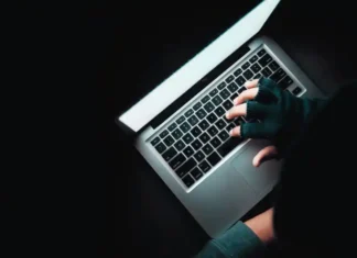 Google, un team di cybersecurity sventa un attacco hacker: «Rischio elevato su larga scala» Hacker Google - Realizzato con Canva