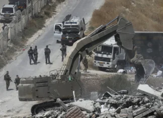 A Gerusalemme, i cittadini palestinesi sono costretti a demolire le loro case per fare spazio a un parco a tema israeliano