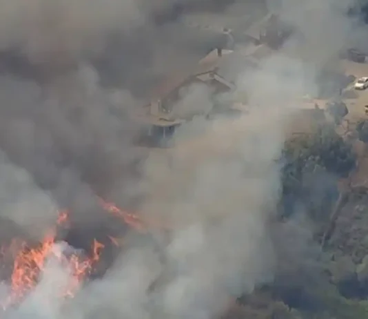 Sandy Fire, l’incendio che sta colpendo il sud della California: oltre 1300 acri bruciati Incendio California - Photo Credits ABC7