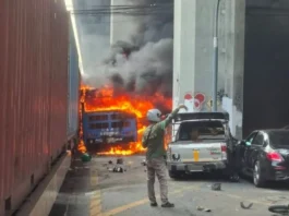 Treno merci travolge un bus a Bangkok: otto morti vicino alla stazione turistica di Makkasan