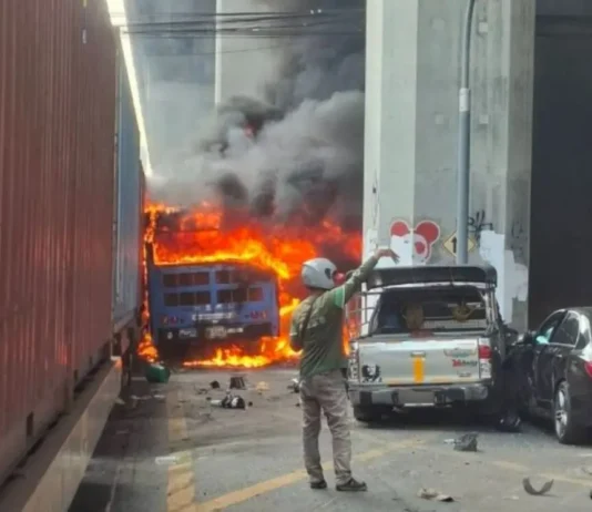 Treno merci travolge un bus a Bangkok: otto morti vicino alla stazione turistica di Makkasan