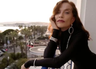 Isabelle Huppert torna a Cannes come madrina del Trophée Chopard: il cinema francese incorona ancora la sua regina glaciale