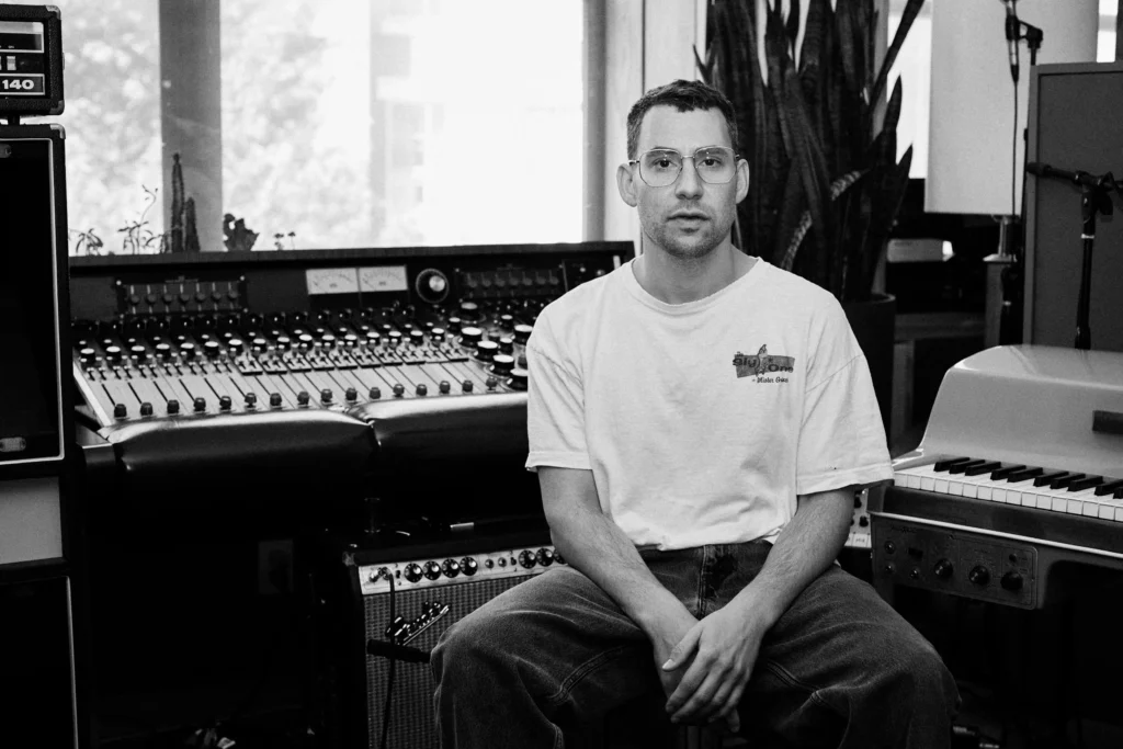 Jack Antonoff fotografato nel suo studio nel 2023.
