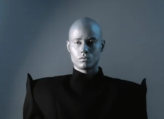 Chi è Lion Ceccah, il cantante queer che rappresenta la Lituania all’Eurovision 2026