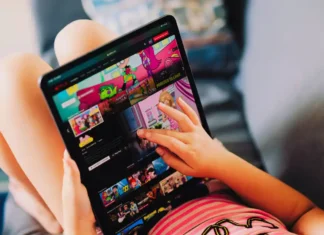 Rischi per i minori online: in aumento siti pedopornografici e contenuti generati con l’IA Minori Online Rischi - Realizzato con Canva
