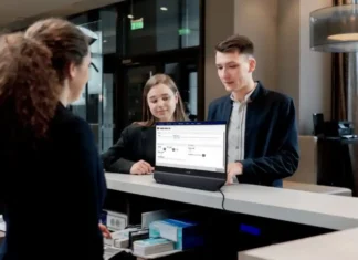 Innovazione in casa Philips: schermo doppio su entrambi i lati in grado di semplificare il lavoro Philips Schermo Doppio - Photo Credits TecnoAndroid