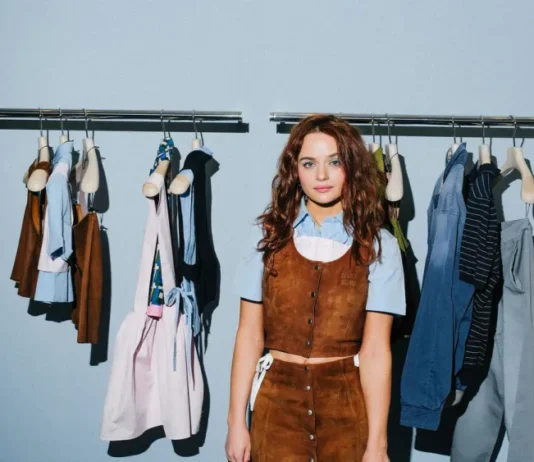 Joey King ha capito tutto del soft girl summer: denim Miu Miu, side boob e quell’energia “cool senza sforzo” che tutte vogliono adesso