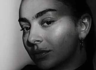 Charli XCX ha pubblicato il suo nuovo singolo “Rock Music” (che non è rock e, proprio per questo, lo è)