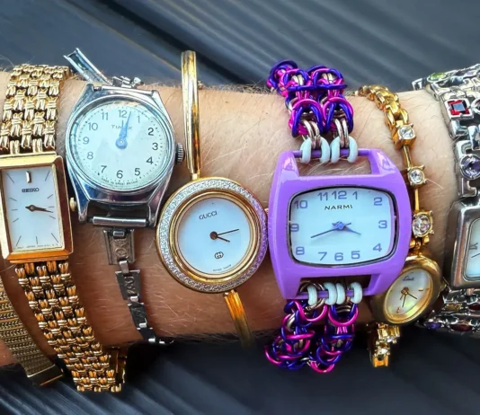 Gli orologi-bracciale da nonna chic sono ufficialmente l’accessorio dell’estate 2026