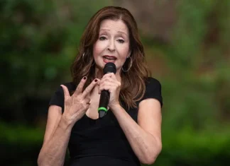 Chi è Vicky Leandros, l’ospite questa sera all’Eurovision 2026 e che partecipò al primo nel 1967