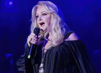 Bonnie Tyler è in coma farmacologico dopo un intervento chirurgico d’urgenza