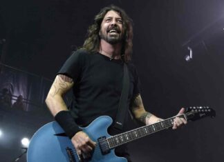 Dave Grohl rivela: “Il riscaldamento della voce con birra e whisky era una farsa” "Il riscaldamento della voce con birra e whisky era una farsa"