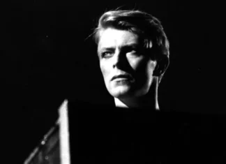 Ritrovata una foto “perduta” di David Bowie, riemersa a distanza di cinquantasei anni dalla sera in cui è stata scattata