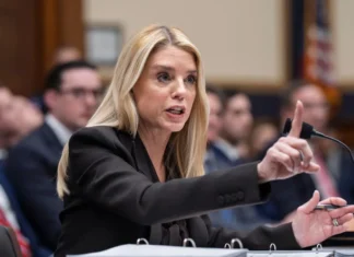 Pam Bondi, l’ex procuratrice generale degli Stati Uniti, ha testimoniato nell’inchiesta del Congresso sul caso Epstein