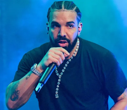 Drake ha sorpreso gli studenti della Streamer University con un videomessaggio e dei regali: «Congratulazioni a tutti coloro che sono stati ammessi»