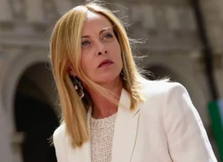 Giorgia Meloni commenta le immagini deepfake che la ritraggono in lingerie: «Io posso difendermi. Molti altri no.»