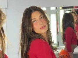 Siamo già obsessed dal color pop corallo dell’ultimo look di Hailey Bieber