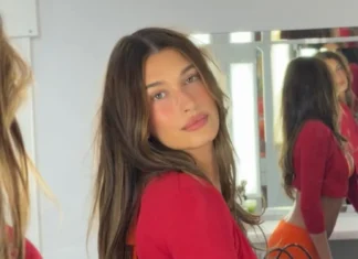 Siamo già obsessed dal color pop corallo dell’ultimo look di Hailey Bieber