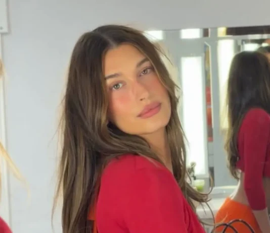 Siamo già obsessed dal color pop corallo dell’ultimo look di Hailey Bieber