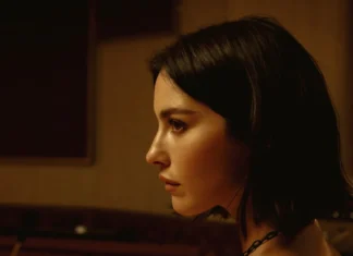 Gracie Abrams annuncia un nuovo singolo, intitolato “Hit the Wall”