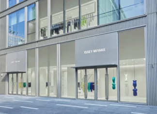 Issey Miyake ha appena aperto il suo store più grande della Cina (e sembra un museo del futuro core)
