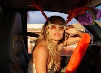 Ci sono Karol G (e Manu Chao), Guè, Juli e Santi Francesi tra i nuovi singoli del 29 maggio Karol G feat. Manu Chao - Viajando Por El Mundo tra i nuovi singoli del 29 maggio