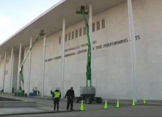 Trump è furioso per l’ordine di un giudice federale di rimuovere il suo nome dal Kennedy Center