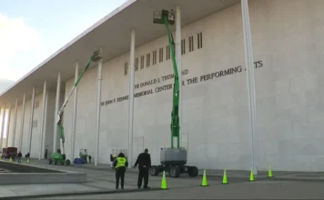 Trump è furioso per l’ordine di un giudice federale di rimuovere il suo nome dal Kennedy Center