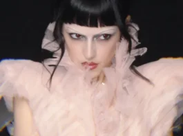 Maria Zardoya al Met Gala 2026: il makeup goth diventa intimo (e una bambola racconta più di qualsiasi altra cosa)