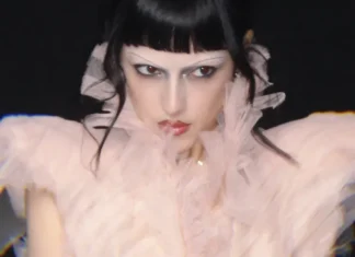 Maria Zardoya al Met Gala 2026: il makeup goth diventa intimo (e una bambola racconta più di qualsiasi altra cosa)