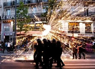 780 persone arrestate, 219 ferite di cui 8 in gravi condizioni e un morto a Parigi, dopo la vittoria del Paris Saint-Germain