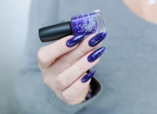 Stop glitter & formule forti: cosa cambia davvero nella cosmetica UE (e perché riguarda anche te)