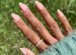 Le strawberry milk nails sono ufficialmente la manicure più soft-girl dell’estate 2026