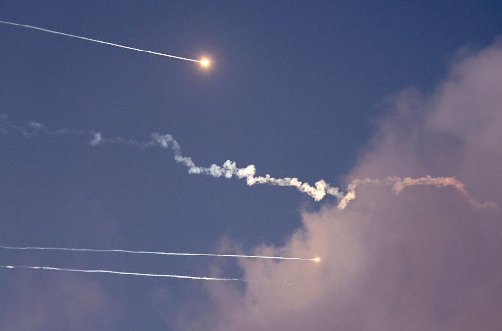 Il sottofondo silenzioso della guerra catturato nelle scie dei missili che 
"arredano" il cielo— credits ANSA