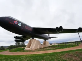 Un bombardiere B-52 Stratofortress statunitense è precipitato nel deserto del Mojave, vicino Los Angeles: morte tutte le persone a bordo