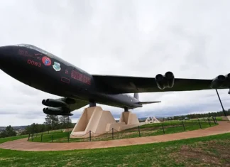 Un bombardiere B-52 Stratofortress statunitense è precipitato nel deserto del Mojave, vicino Los Angeles: morte tutte le persone a bordo