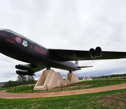 Un bombardiere B-52 Stratofortress statunitense è precipitato nel deserto del Mojave, vicino Los Angeles: morte tutte le persone a bordo