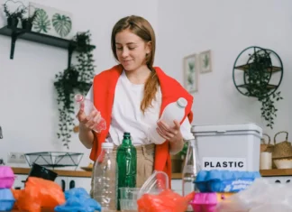 Riciclo della plastica: i 10 errori che mettono in crisi persino la GenZ (e come non farli più). La guida di Skuola.net e COREPLA