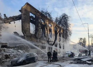 Nuovo attacco della Russia contro l’Ucraina, colpita Kiev: la pace non è mai stata così lontana