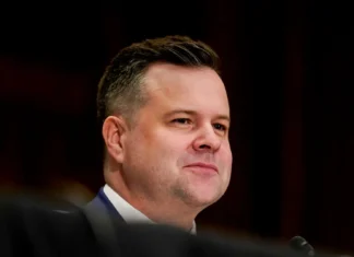 Trump ha nominato Bill Pulte, chi è il fedelissimo scelto per guidare ad interim l’intelligence Usa (senza competenza)