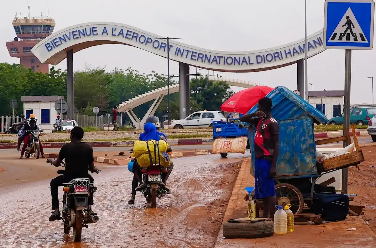 niger almeno 13 morti in un attacco all8217aeroporto di niamey da Metropolitanmagazine.it niger almeno 13 morti in un attacco all8217aeroporto di niamey