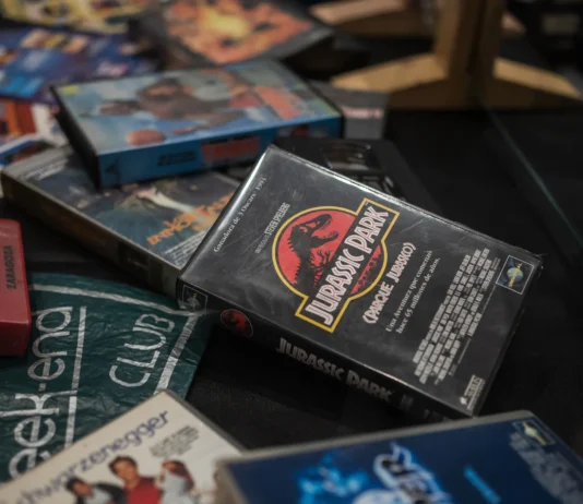 Uscirà un film in VHS. Ecco come il cinema fa scacco matto all’ intelligenza artificiale