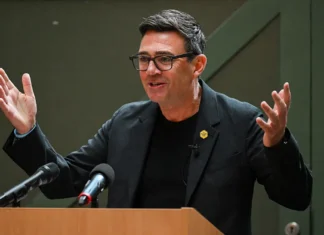 Andy Burnham illustra il suo programma di governo e promette «più grande riequilibrio di potere che il nostro Paese abbia mai visto»