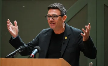 Andy Burnham illustra il suo programma di governo e promette «più grande riequilibrio di potere che il nostro Paese abbia mai visto»