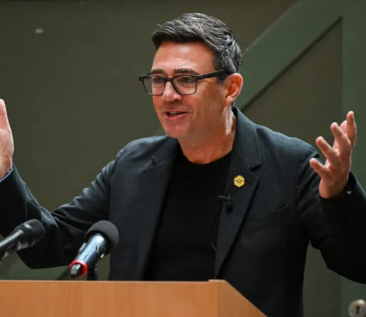 Andy Burnham illustra il suo programma di governo e promette «più grande riequilibrio di potere che il nostro Paese abbia mai visto»