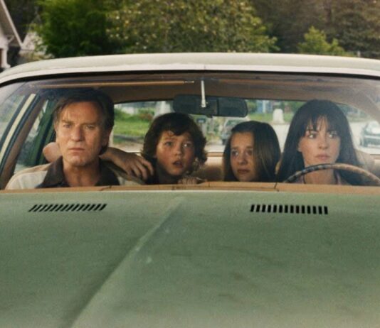 ‘La Fine di Oak Street’: il nuovo sci-fi sui dinosauri con Anne Hathaway e Robert David Mitchell