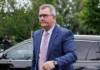 L’ex leader del Partito democratico unionista dell’Irlanda del Nord Jeffrey Donaldson è stato dichiarato colpevole di diciotto reati sessuali contro minori, tra cui stupro