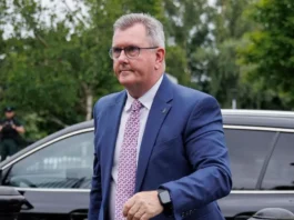 L’ex leader del Partito democratico unionista dell’Irlanda del Nord Jeffrey Donaldson è stato dichiarato colpevole di diciotto reati sessuali contro minori, tra cui stupro